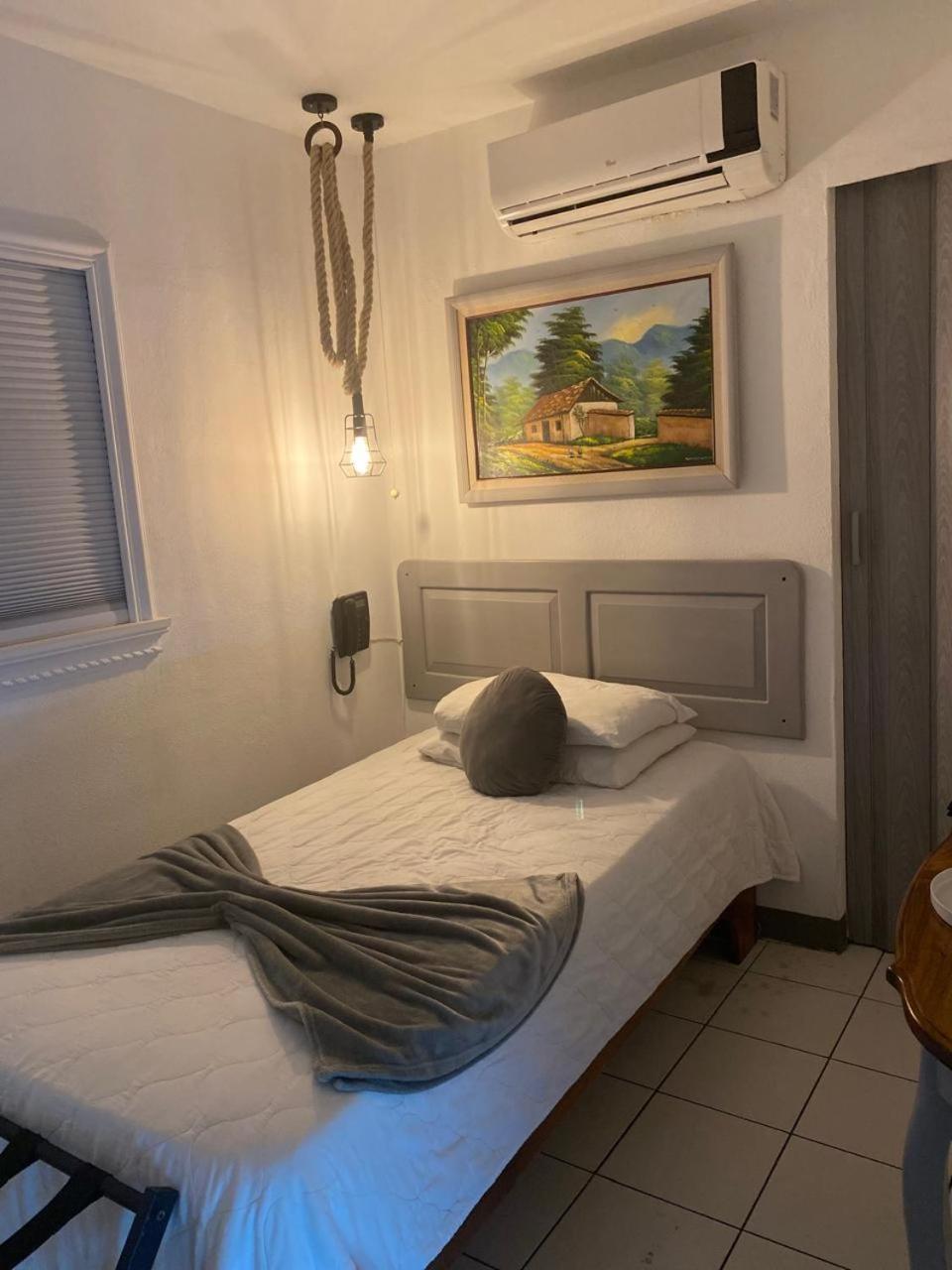 Berlor Airport Inn Rio Segundo Phòng bức ảnh